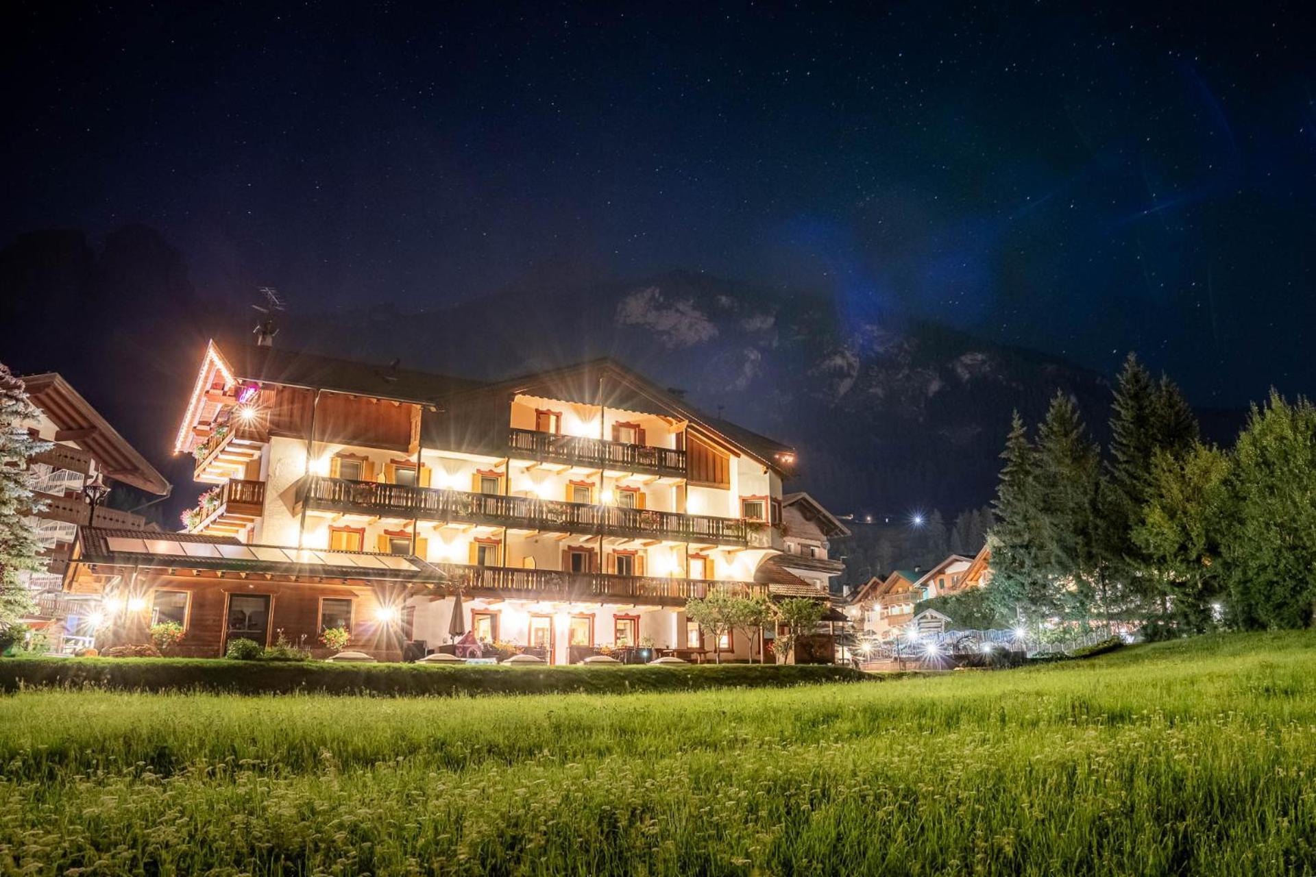 Garni Letizia Acomodação com café da manhã Campitello di Fassa Exterior foto